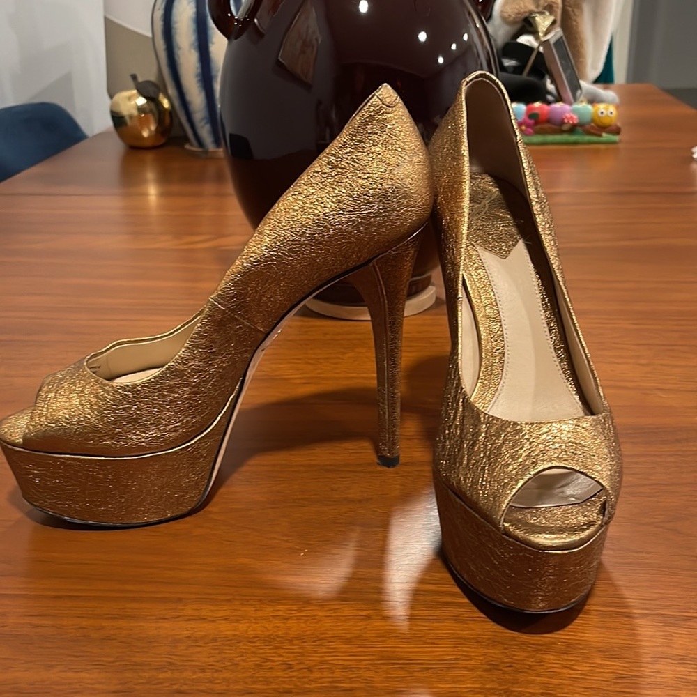 Brian Atwood Crinkled Metallic Gold Leather Platform Peep Toe Heels. Size 6